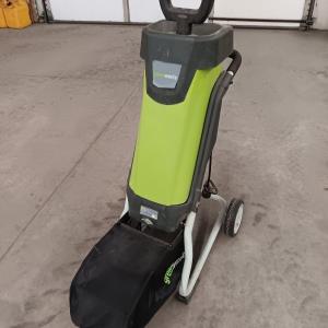 Photo of GreenWorks electric Yard chipper 120 Volt 60 Hz 15 A 4000RPM/tr/min With Bagger