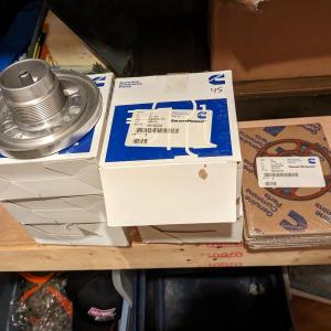 Photo of 6 NEW FIT Cummins HEAD, LUB OIL FILTER 3918334 With sealing gasket
