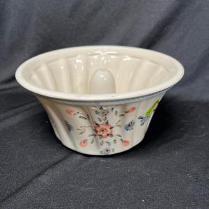 Photo of Polish pottery bundt pan