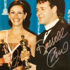 Photo of 2001 Oscar Winners Russell Crowe and Julia Roberts signed photo