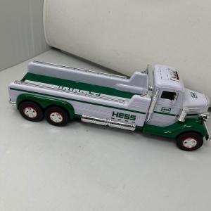 Photo of Hess tow truck