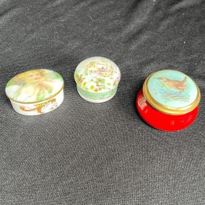 Photo of 3 porcelain trinket boxes