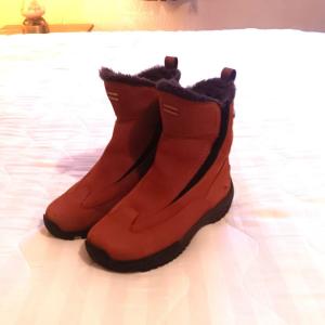 Photo of LIKE NEW LADIES COLUMBIA BOOTS SIZE 7