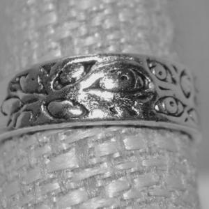 Photo of Size 7½ All Silver Tone Graphic Design Ring (3.4g)