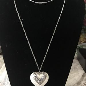 Photo of Vintage stone, heart pendant, Silvertone chain