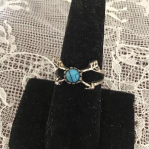 Photo of Off-white cross arrows fashionable Ring
