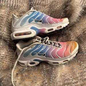 Photo of Nike Air Max color Burst rainbow size 6
