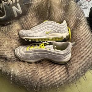Photo of Nike Air Max 95 yellow size 5.5
