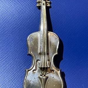 Photo of Vintage Lang Sterling Silver Violin Pin/Pendant in VG Preowned Condition.