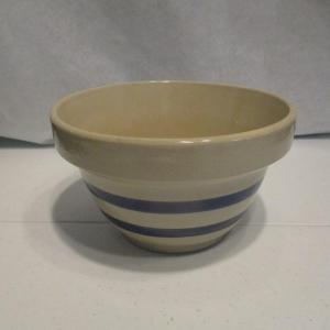 Photo of 7" 1 1/2 qt Robinson Ransbottom Roseville Mixing Bowl