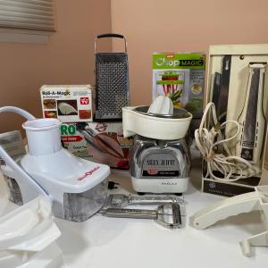 Photo of LOT 409D: Kitchen Appliances & More - General Electric Slicing Knife, Silex Juic