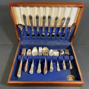 Photo of LOT 119B: W.M. Rogers Silverplate Flatware Collection w/ Case