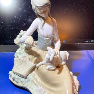 Photo of Lladro Porcelain Figurine "Little Bo Peep" 7" x 7.25" in Good Preowned Condition