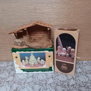 Photo of PRECIOUS MOMENTS WOODEN MANGER AND FIGURES PLUS A 6 PC FAMILY CHRISTMAS SCENE