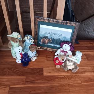 Photo of A COLLECTION OF BOYD'S BEARS AND A HOLOGRAM ALASKA PICTURE