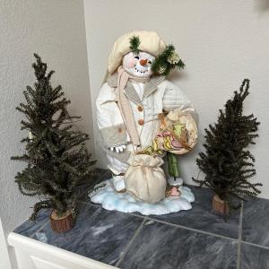 Photo of FROSTY THE SNOWMAN AND HOLIDAY TREE DECOR