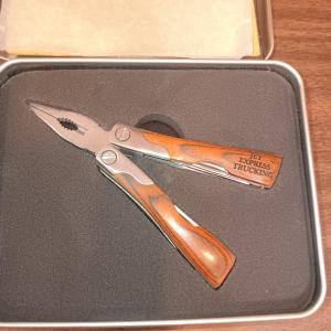 Photo of 8 NEW MULTI-TOOLS IN TIN CASES