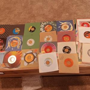 Photo of ELVIS PRESLEY AND MANY MORE ARTIST ON THESE 45'S VINYLS