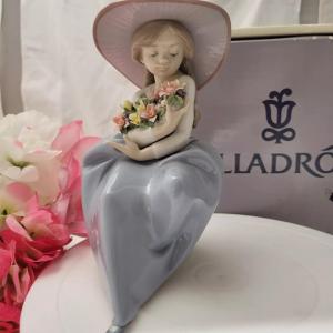 Photo of LLADRO FRAGRANT BOUQUET COLLECTABLE FIGURINE #5862, In Original Box