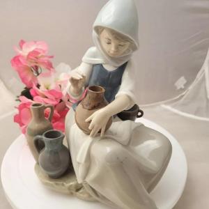 Photo of Lladro Porcelain Figurine "Woman Painting Vase" Sitting Girl #5079