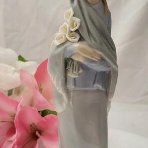 Photo of LLADRO Woman with Calla Lily Flowers with Scarf