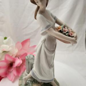 Photo of Lladro Privilege Society 2004 7704 "Garden Of Athens Lady Basket" Figurine