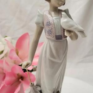 Photo of Lladro #7611 Summer Stroll Collector’s Society 1991 Retired Girl