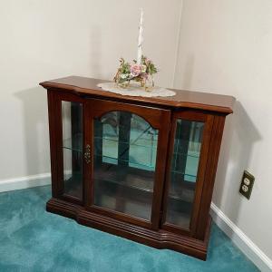 Photo of LOT 54F: Broyhill Display Cabinet