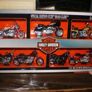 Photo of Maisto Harley Davidson Special Edition FLTR Road Glide Die Cast Motorcycle Set