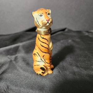 Photo of Limoges France Peint Main Porcelain Tiger Trinket box