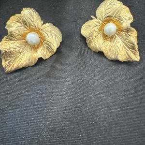 Photo of Vintage Sarah Coventry clip on earrings
