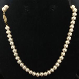 Photo of Beautiful Vintage Fashion Pearl Type Necklace