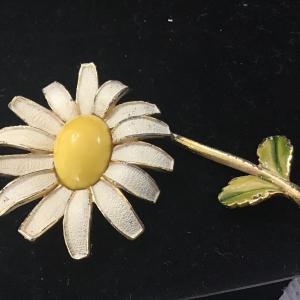 Photo of Vintage Weiss Daisy Enamel Flower Brooch Pin
