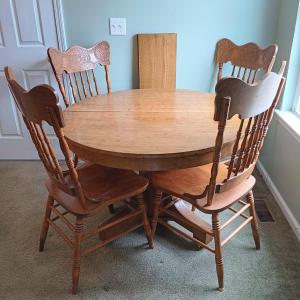 Photo of LOT 80: Solid Oak Dining Table w/ Spindle Back Chairs