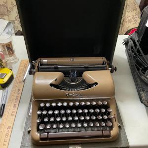 Photo of Vintage Mid-Century Optima Elite 3 Manual Typewriter w/Case in Good Working Cond
