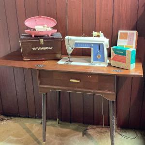 Photo of LOT 58: Vintage Singer Sewing Machine Model 604 and Accessories