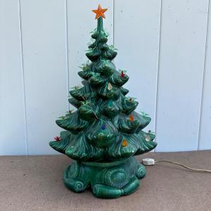 Photo of LOT 114S: Vintage Atlantic Mold Ceramic Christmas Tree