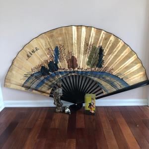 Photo of LOT 31G: Large Painted Fan w/ Syroco Statue, Boxed Geisha Doll & Sitting Figure