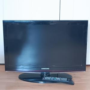 Photo of LOT 99Z: Samsung LN26C450E1D 26" LCD HDTV