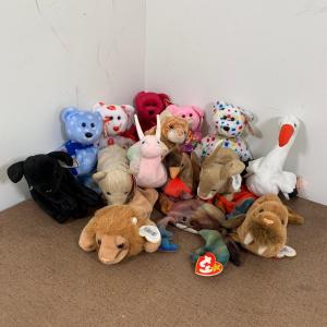 Photo of LOT 12 Y: Beanie Babies Collection: Roary the Lion, Early the Robin, Valentina t