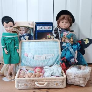 Photo of LOT 118Z: American Girl Bitty Baby Suitcase w/ Accessories, Uneeda Doll, Dreams 