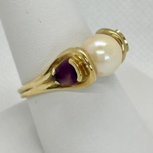 Photo of LOT 126: Pearl & Amethyst 10K Gold Ring, Tw.4.7g, sz.9