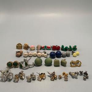 Photo of LOT:28: Large Collection of Vintage Fashon Jewerly Post Earring