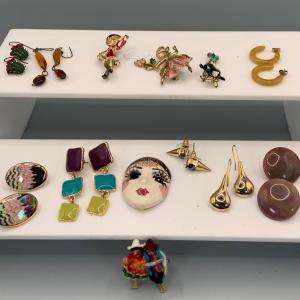 Photo of LOT:30: Collection of Fashon Jewlery PIns and Earrings