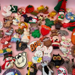 Photo of LOT 57: Large Pin Collection