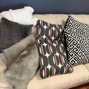 Photo of Lot of 8 Throw Pillows