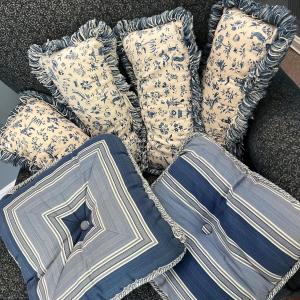 Photo of 6 Decorative Throw Pillows