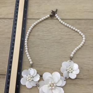 Photo of White beaded fashion flower necklace