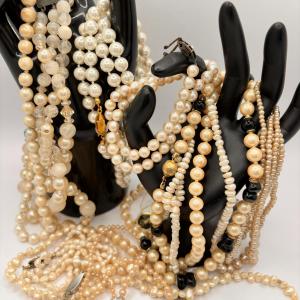 Photo of LOT 320: Collection of Pearl / Simulated Pearl Necklaces