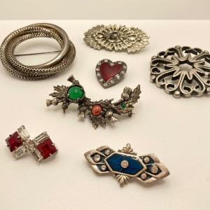 Photo of LOT 292: A Collection of Vintage Silver-Tone Brooches - Catherine Popesco (Franc